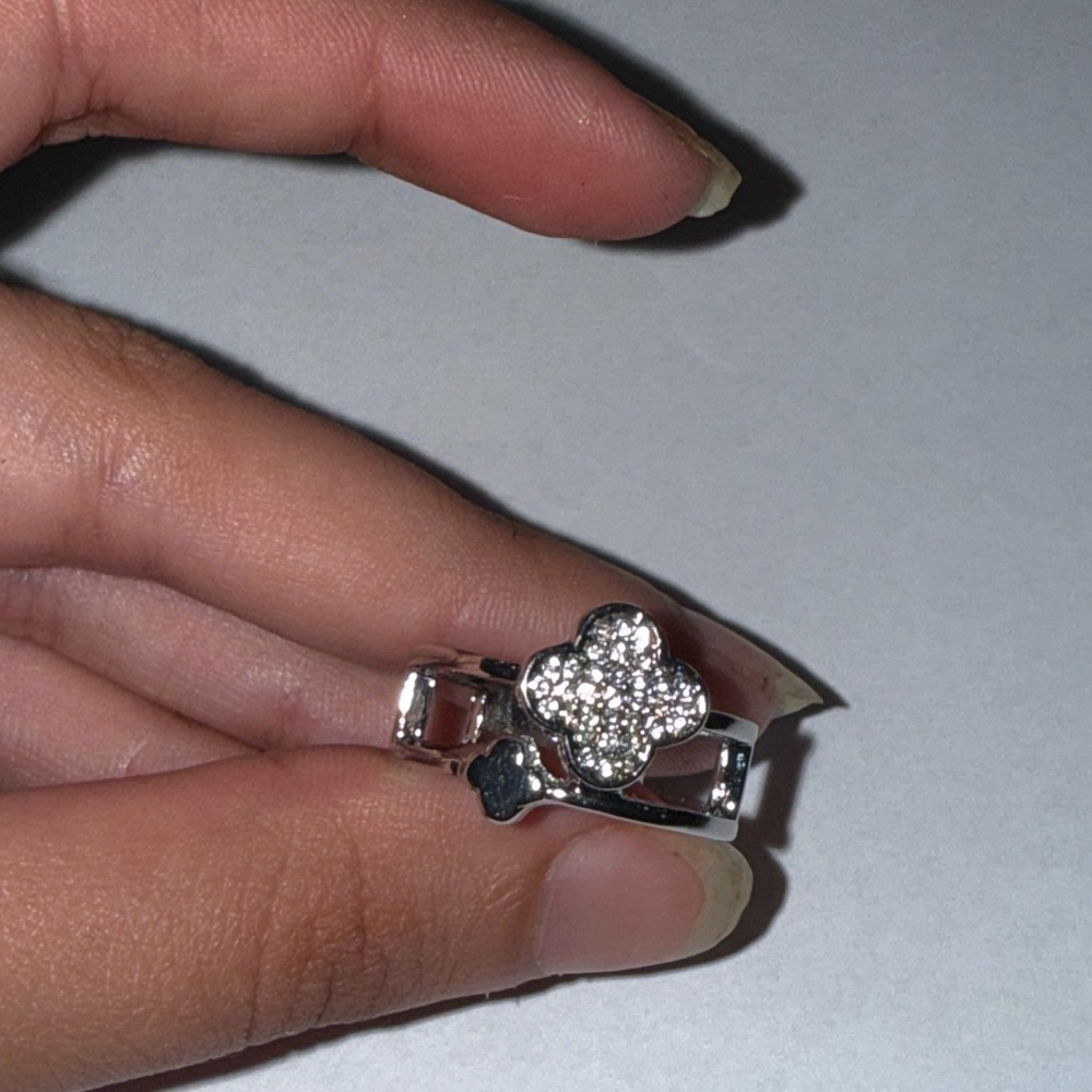 Elegant Silver Floral Ring